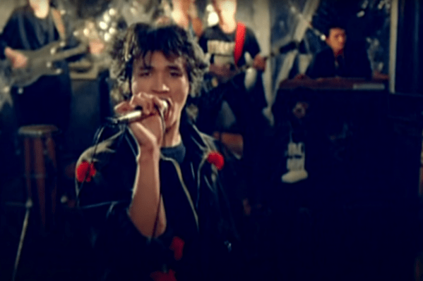 «Требуют наши сердца»: 5 песен Цоя, которые до сих пор поет вся страна «Требуют наши сердца»: 5 песен Цоя, которые до сих пор поет вся страна