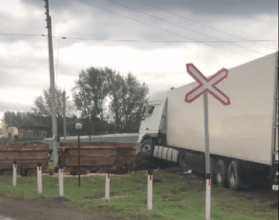 Большегруз врезался в железнодорожный состав в Арзамасе Большегруз врезался в железнодорожный состав в Арзамасе