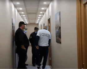 Видео дня: депутата Лазарева пытались доставить в полицию. Видео дня: депутата Лазарева пытались доставить в полицию.