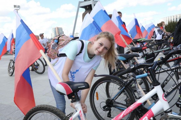 Триколор длиной 100 метров развернули волонтеры в нижегородском Парке Победы Триколор длиной 100 метров развернули волонтеры в нижегородском Парке Победы