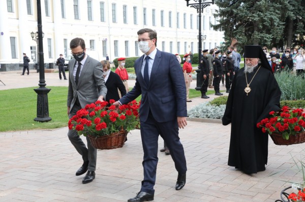 Глеб Никитин возложил цветы к памятнику основателям Нижнего Новгорода Глеб Никитин возложил цветы к памятнику основателям Нижнего Новгорода