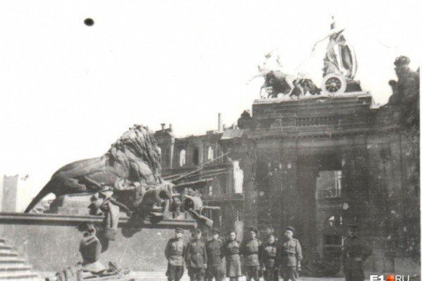 Рейхстаг был исписан именами победителей: публикуем уникальные снимки из Берлина 1945-го