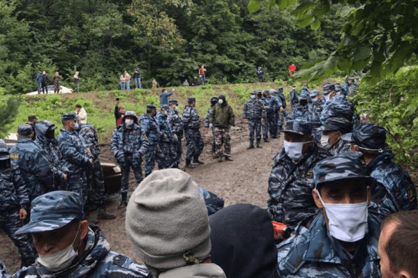 В Башкирии Росгвардия разогнала активистов, защищающих уникальный шихан Куштау