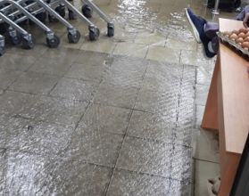 В Нижнем Новгороде из-за дождей затопило магазин