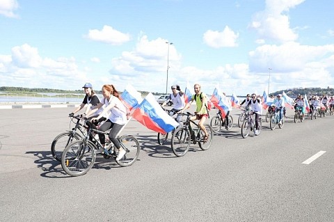Стометровый триколор развернули в нижегородском Парке Победы
