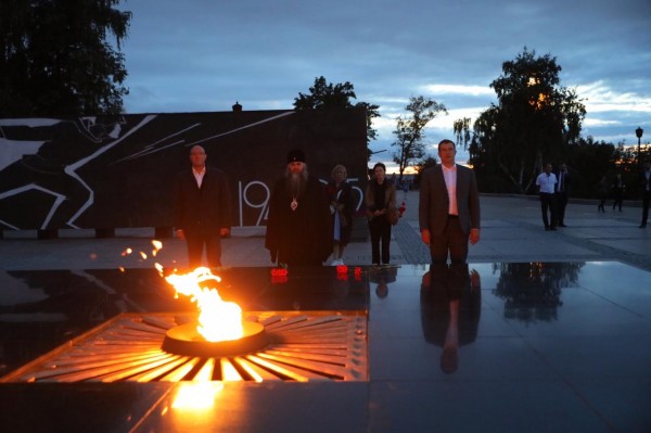 Дмитрий Чернышенко и Глеб Никитин возложили цветы к Вечному огню и могиле Минина 