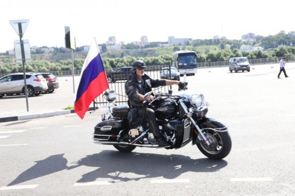 Триколор длиной 100 метров развернули волонтеры в нижегородском Парке Победы Триколор длиной 100 метров развернули волонтеры в нижегородском Парке Победы