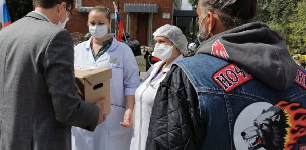 Юрий Шалабаев вручил медикам COVID-госпиталей сертификаты «Карта героя» Юрий Шалабаев вручил медикам COVID-госпиталей сертификаты «Карта героя»