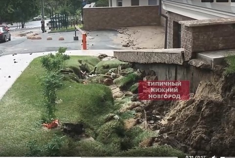 Опубликовано видео провала грунта у новостройки на Сергиевской Опубликовано видео провала грунта у новостройки на Сергиевской