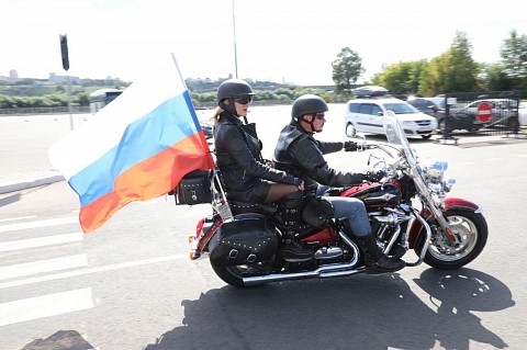 Стометровый триколор развернули в нижегородском Парке Победы