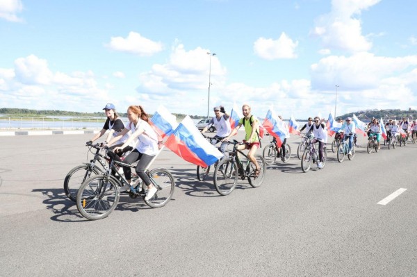 Триколор длиной 100 метров развернули волонтеры в нижегородском Парке Победы Триколор длиной 100 метров развернули волонтеры в нижегородском Парке Победы