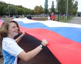 Стометровый триколор развернули в нижегородском Парке Победы