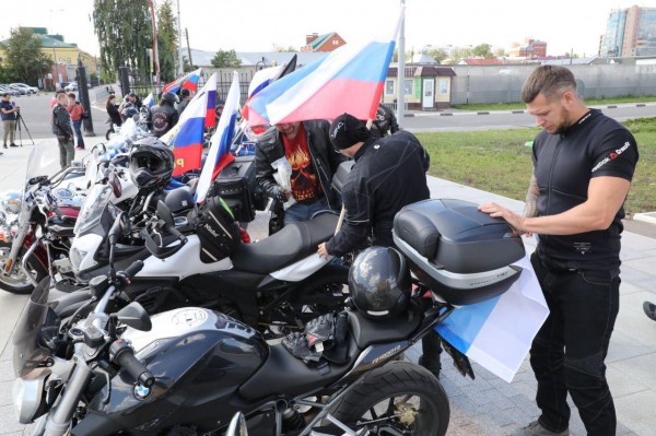 Триколор длиной 100 метров развернули волонтеры в нижегородском Парке Победы Триколор длиной 100 метров развернули волонтеры в нижегородском Парке Победы