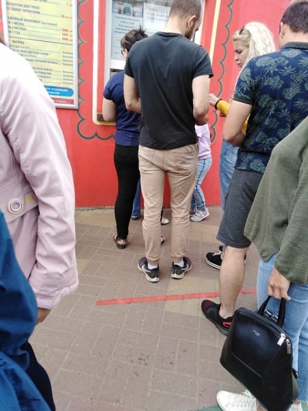 В зоопарке «Лимпопо»  образовалась огромная очередь за билетами