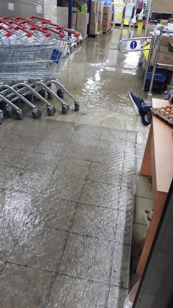 В Нижнем Новгороде из-за дождей затопило магазин