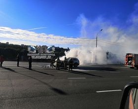«Шевроле» загорелся напротив Нижегородской ярмарки субботним утром «Шевроле» загорелся напротив Нижегородской ярмарки субботним утром