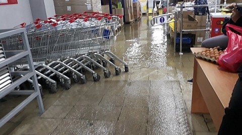 В Нижнем Новгороде из-за дождей затопило магазин