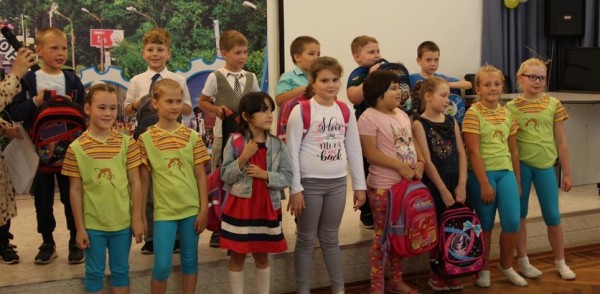 Рюкзаки и школьные принадлежности вручили первоклассникам Ленинского района