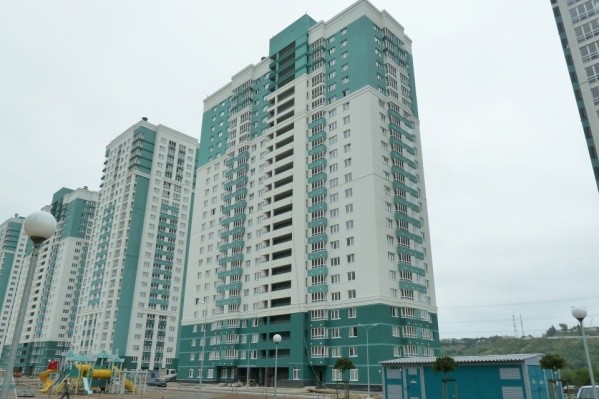 «Этаж горел, а пожарные не могли подъехать»: 42 человека эвакуировали из высотки в ЖК «Аквамарин»