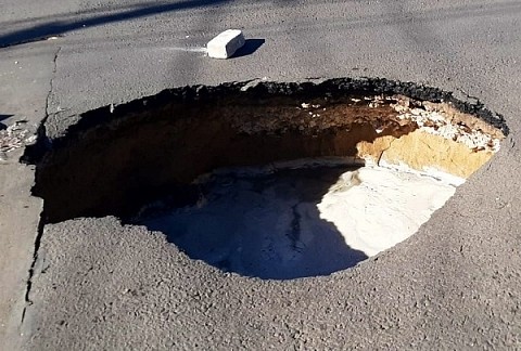 Сормовичи пожаловались на дорожный провал