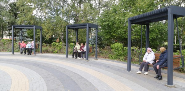 Около полутора тысяч деревьев, кустарников и цветов высадили в сквере 65-летия Победы по просьбам нижегородцев Около полутора тысяч деревьев, кустарников и цветов высадили в сквере 65-летия Победы по просьбам нижегородцев