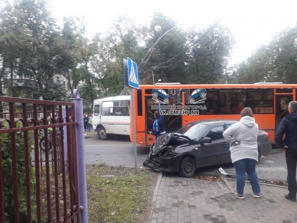 Рейсовый автобус с людьми врезался в столб после столкновения с иномаркой в Нижнем Рейсовый автобус с людьми врезался в столб после столкновения с иномаркой в Нижнем