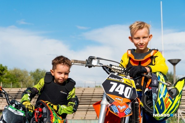 «Дали ему форму, "Хонду" — и он поехал»: девятилетний гонщик берет призовые места в мотокроссе