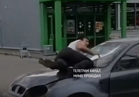 Пьяный водитель протащил нижегородца на капоте после ДТП Пьяный водитель протащил нижегородца на капоте после ДТП