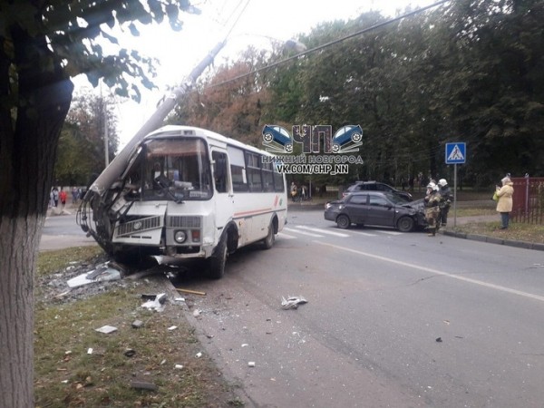 Рейсовый автобус с людьми врезался в столб после столкновения с иномаркой в Нижнем Рейсовый автобус с людьми врезался в столб после столкновения с иномаркой в Нижнем