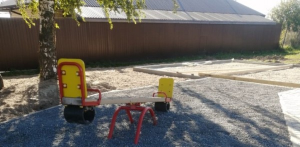 Детскую площадку начали обустраивать в поселке Луч по программе  поддержки местных инициатив