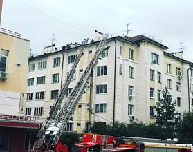 Крыша дома на Казанском шоссе загорелась во время ремонта Крыша дома на Казанском шоссе загорелась во время ремонта