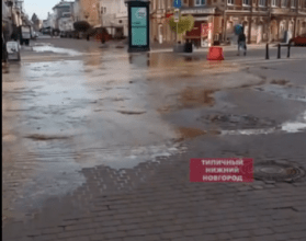 Большую Покровскую затопил «фонтан» Большую Покровскую затопил «фонтан»