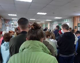 Огромная очередь образовалась в дзержинской поликлинике
