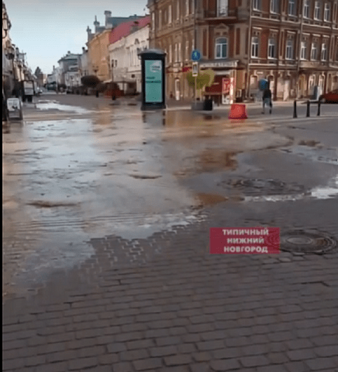 Большую Покровскую затопил «фонтан» Большую Покровскую затопил «фонтан»