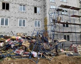 7 рабочих пострадали при обрушении лесов на стройке в Нижнем Новгороде