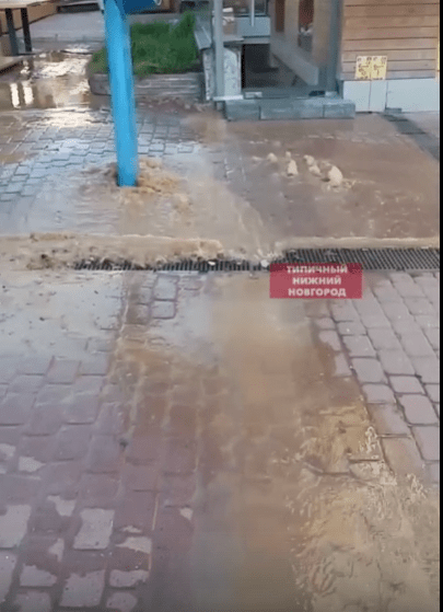 Большую Покровскую затопил «фонтан» Большую Покровскую затопил «фонтан»