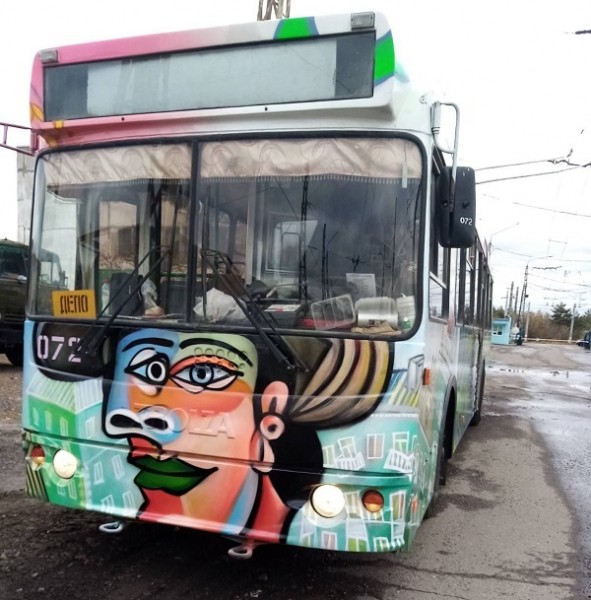 Нижегородец разрисовал дзержинский троллейбус под Пикассо