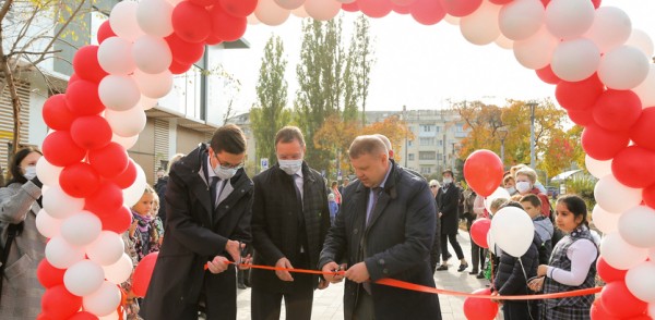 Юрий Шалабаев открыл после благоустройства сквер у гостиницы «Заречная» Юрий Шалабаев открыл после благоустройства сквер у гостиницы «Заречная»
