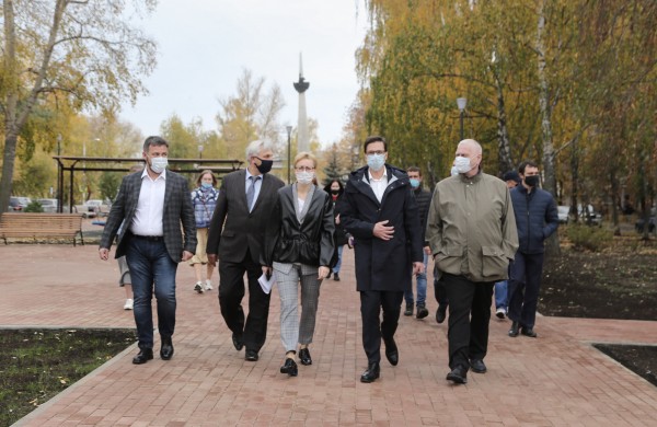 Юрий Шалабаев проверил после благоустройства сквер по проспекту Кораблестроителей