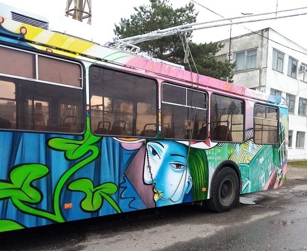 Нижегородец разрисовал дзержинский троллейбус под Пикассо