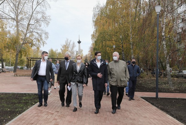 Юрий Шалабаев проверил после благоустройства сквер по проспекту Кораблестроителей