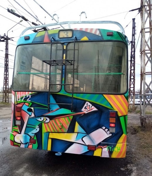 Нижегородец разрисовал дзержинский троллейбус под Пикассо