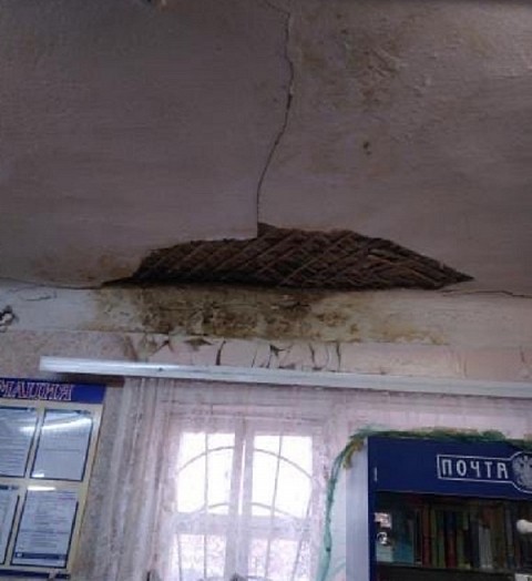 Потолок столетнего здания почты рухнул на Бору Потолок столетнего здания почты рухнул на Бору