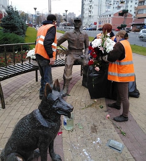 Коммунальщики вновь разорили мемориал в честь Ирины Славиной Коммунальщики вновь разорили мемориал в честь Ирины Славиной