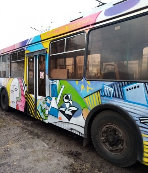 Нижегородец разрисовал дзержинский троллейбус под Пикассо