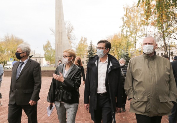 Юрий Шалабаев проверил после благоустройства сквер по проспекту Кораблестроителей