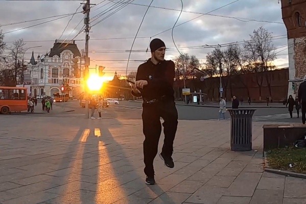 Папа и дочка показали класс по прыжкам со скакалкой у Нижегородского кремля