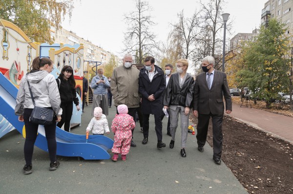 Юрий Шалабаев проверил после благоустройства сквер по проспекту Кораблестроителей