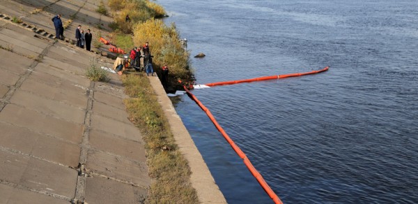 Около 600 литров нефтепродуктов собрано с поверхности Волги в районе Бурнаковской низины