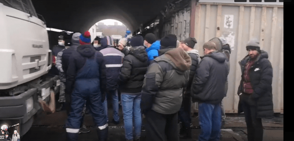 Арендаторы Карповского рынка перекрыли Мызинский мост